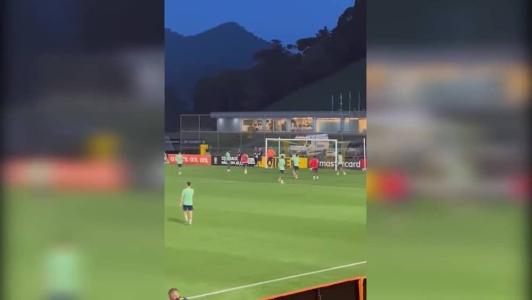 Paulinho, do Atlético, marca gol em treino da Seleção Brasileira