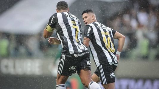 Paulinho e Hulk conversam durante Atlético x Caldense, no Independência