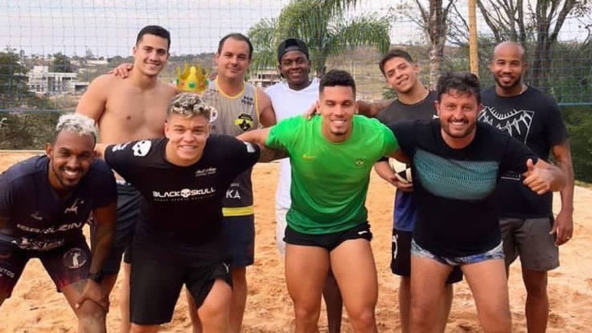 Dia de futevôlei: jogadores do Atlético aparecem em foto com Cazares