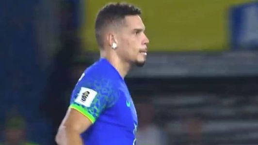 Paulinho em campo com a camisa da Seleção Brasileira