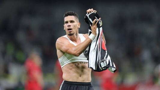 Paulinho em jogo pelo Atlético