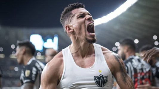 Paulinho em jogo pelo Atlético