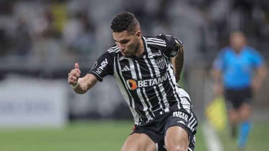 Paulinho em partida pelo Atlético
