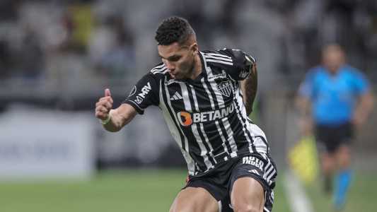 Paulinho em partida pelo Atlético