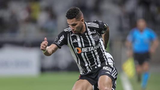 Paulinho em partida pelo Atlético