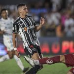 Olha a bola, Paulinho!