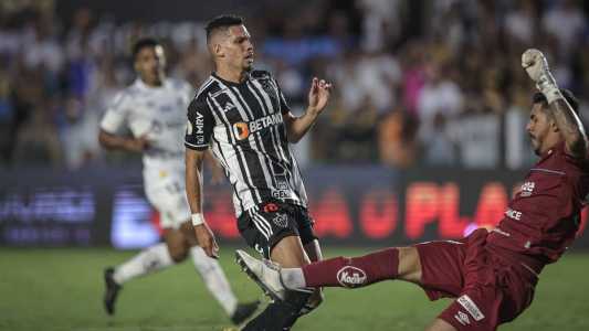 Paulinho errou o domínio em bola que sairia cara a cara contra o goleiro do Santos