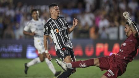 Paulinho errou o domínio em bola que sairia cara a cara contra o goleiro do Santos