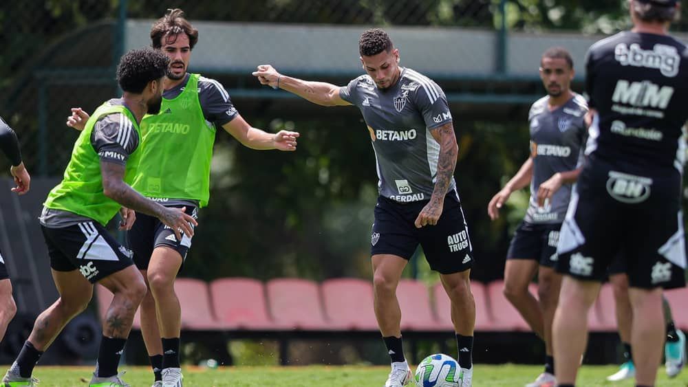 Com Paulinho e Alan Franco, Atlético treina para enfrentar o Grêmio