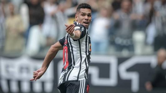 Paulinho fez dois gols no primeiro jogo da Arena MRV