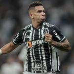 Paulinho marca pelo Atlético e se isola na artilharia do Brasileiro