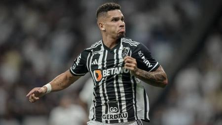 Paulinho fez mais um gol e se isolou na artilharia do Brasileiro