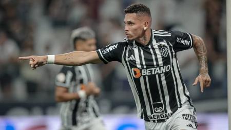 Paulinho fez mais um gol e ajudou o Atlético a evitar a derrota