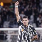 Atlético: Paulinho ergue o punho contra o racismo após gol decisivo