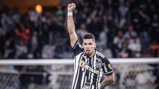 Paulinho fez os dois gols na vitória do Atlético sobre o Athletico-PR e ergueu o punho contra o racismo