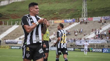 Paulinho fez um gol na vitória sobre o Tombense