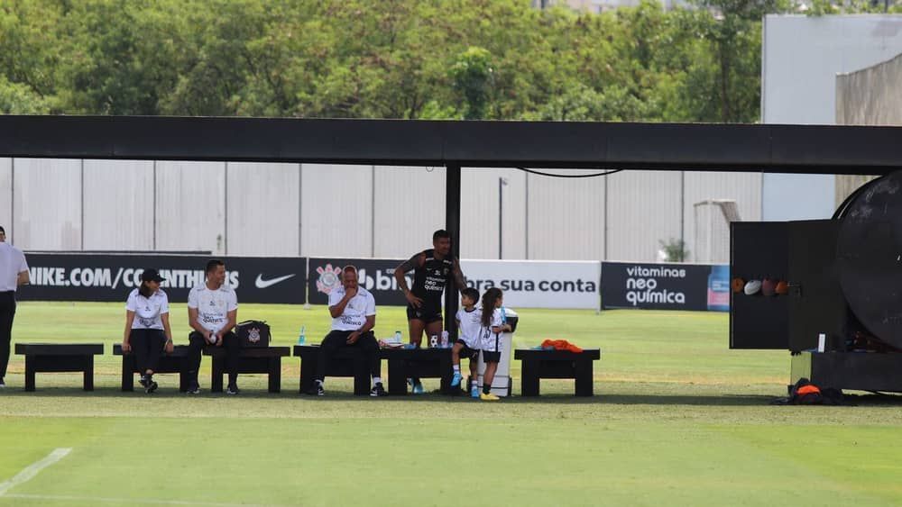 Paulinho vai a campo e treina com bola no CT do Corinthians