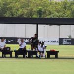 Paulinho vai a campo e treina com bola no CT do Corinthians