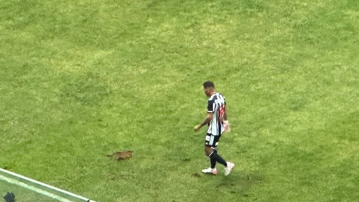 Jogador do Santos chuta grama da Arena MRV e é perseguido pela torcida do Atlético
