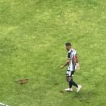 Jogador do Santos chuta grama da Arena MRV e é perseguido pela torcida do Atlético