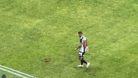 Paulinho foi ao local onde grama foi arrancada e cobrou cartão a Jean Lucas