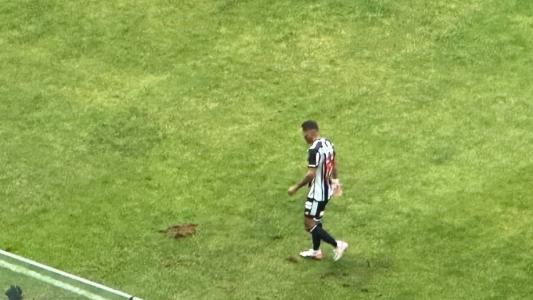 Paulinho foi ao local onde grama foi arrancada e cobrou cartão a Jean Lucas