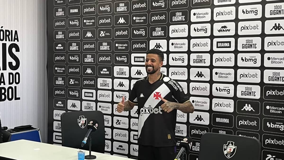 Paulinho é apresentado no Vasco com presença da família vascaína