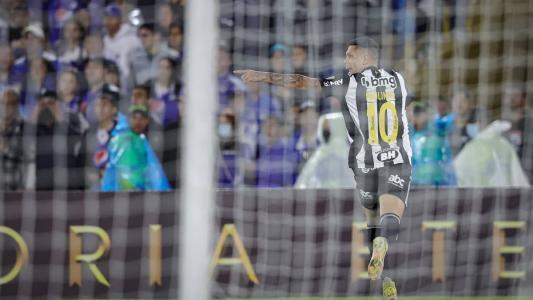 Paulinho foi o autor do gol de empate do Atlético no primeiro jogo da terceira fase