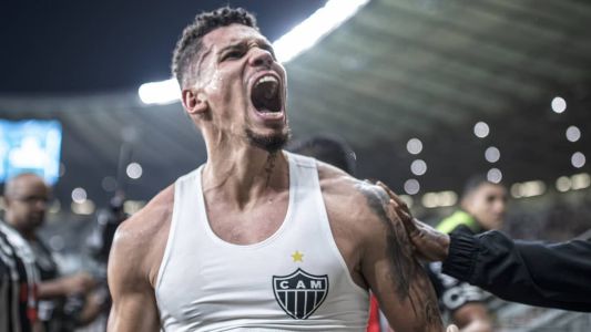 Paulinho foi o destaque do Atlético em vitória sobre o Athletico-PR