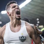 Em noite de Paulinho, Atlético vira sobre o Athletico-PR e brilha na Libertadores