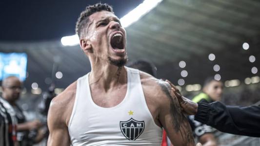 Paulinho foi o destaque do Atlético em vitória sobre o Athletico-PR