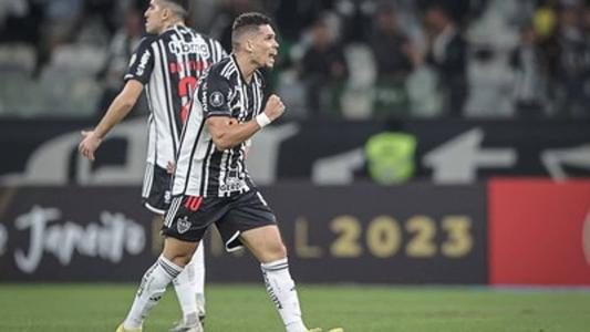 Paulinho foi o herói do Atlético na vitória sobre o Athletico-PR