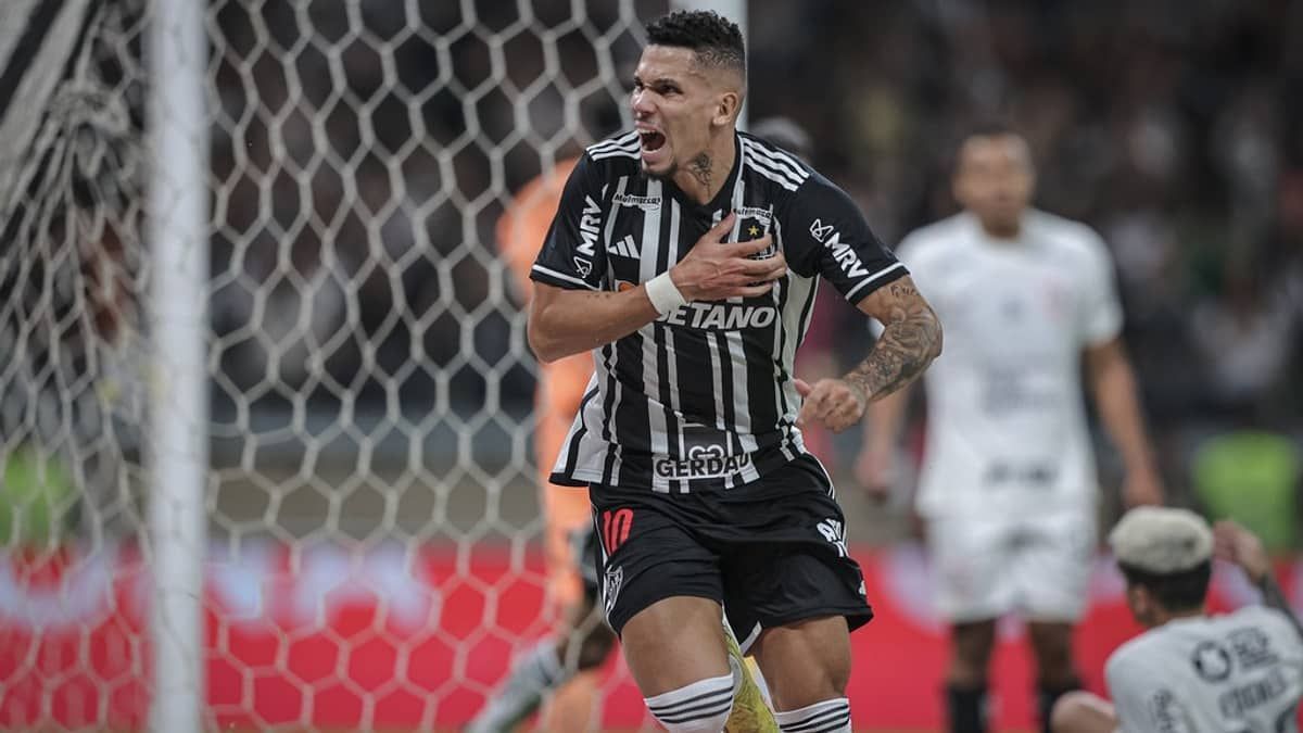 Paulinho brilha, Atlético vence Corinthians e abre vantagem na Copa do Brasil