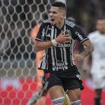 Paulinho brilha, Atlético vence Corinthians e abre vantagem na Copa do Brasil