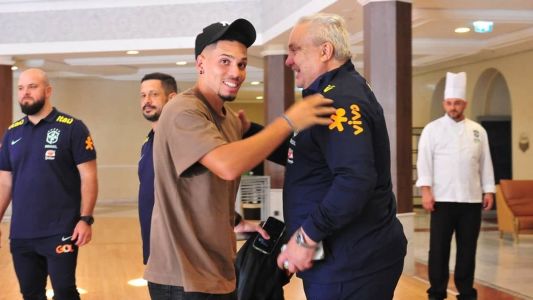 Paulinho foi recebido por Branco em sua chegada à Seleção Brasileira