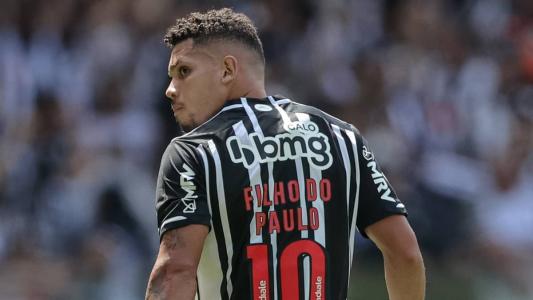 Paulinho foi vaiado pela torcida do Atlético ao deixar jogo neste domingo (13)