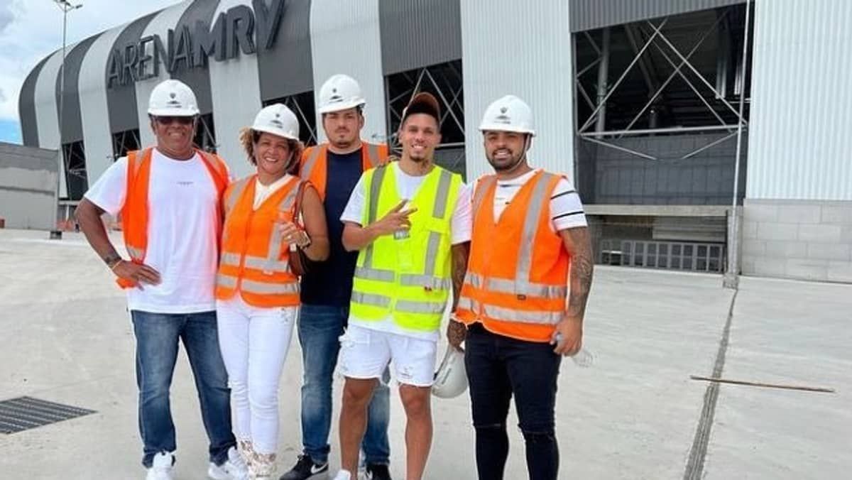 Atlético: Paulinho leva família para visitar Arena MRV