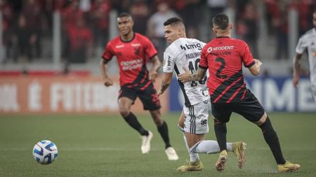 Paulinho levou amarelo por cometer o pênalti do segundo gol do Furacão