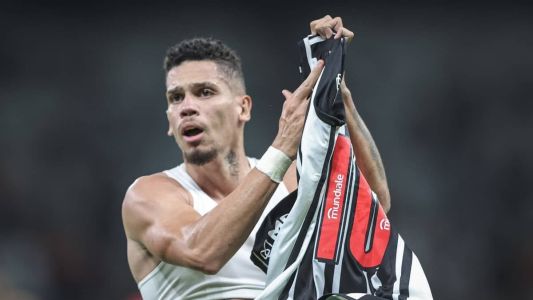 Paulinho marcou dois gols contra o Athletico Paranaense