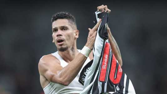 Paulinho marcou dois gols contra o Athletico Paranaense