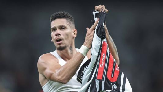 Paulinho marcou dois gols contra o Athletico Paranaense