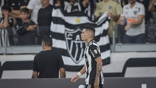 Paulinho marcou duas vezes na vitória do Atlético no Mineirão