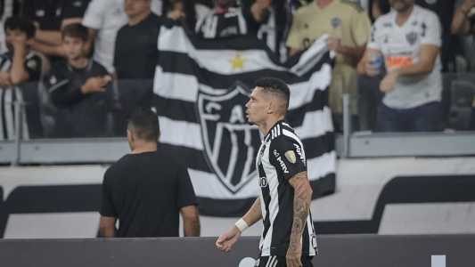 Paulinho marcou duas vezes na vitória do Atlético no Mineirão