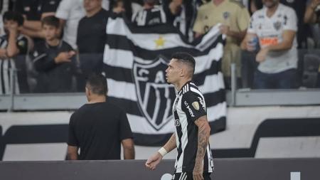 Paulinho marcou duas vezes na vitória do Atlético no Mineirão