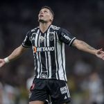 Paulinho decide, Atlético bate São Paulo e mantém vivo sonho do título brasileiro