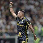 Paulinho celebra parceria com Pedrinho e 3º gol pelo Atlético na Arena MRV