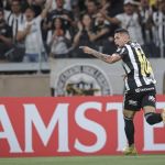 Galo vence Millonarios com show de Hulk e Paulinho e avança na Libertadores