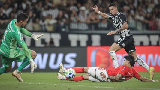 Paulinho marcou o segundo gol do Atlético na vitória sobre o Internacional