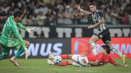 Paulinho marcou o segundo gol do Atlético na vitória sobre o Internacional
