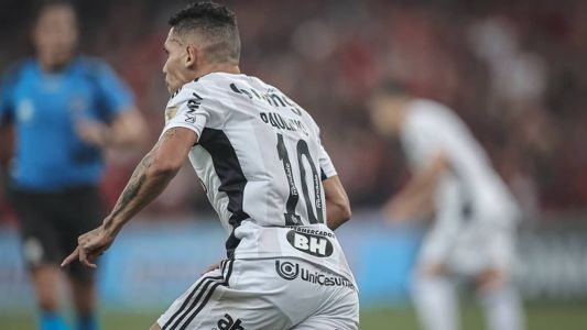 Paulinho marcou o único do Atlético na derrota para o Athletico-PR